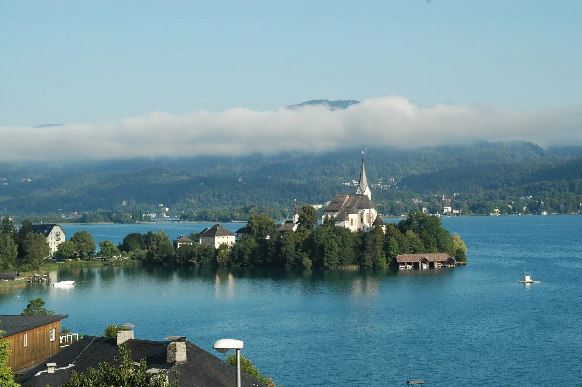 Blick über den Wörthersee auf die Halbinsel Maria Wörth
