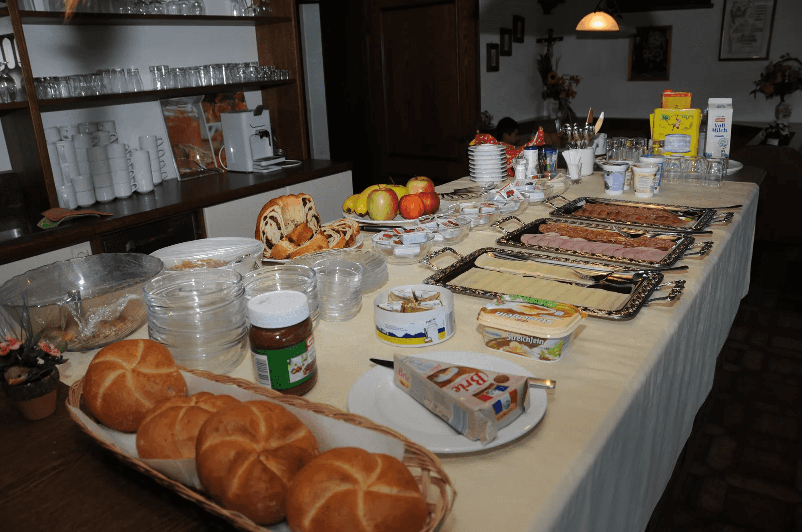 Frühstücksbuffet mit Brötchen, Obst, Wurst, Käse und Marmeladen