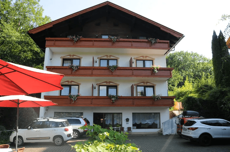 Die Pension Adlerhorst mit Balkonen und Parkplatz