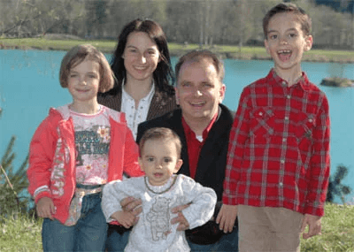 Familie Kleber mit ihren drei Kindern am Wörthersee
